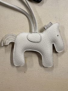 Sleutelhanger leer wit of zwart 