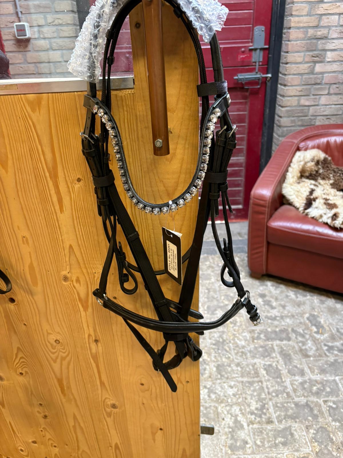 Hoofdstel_HG_lage_neusriem_grote_stenen_Full_zwart_1