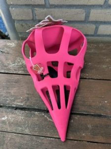 Hay slow feeder fun en flex carrot