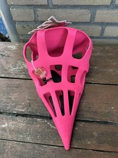 Hay slow feeder fun en flex carrot